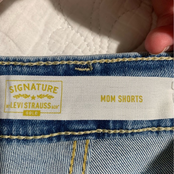 Levi’s signature mom denim cut off jean shorts - Picture 6 of 9
